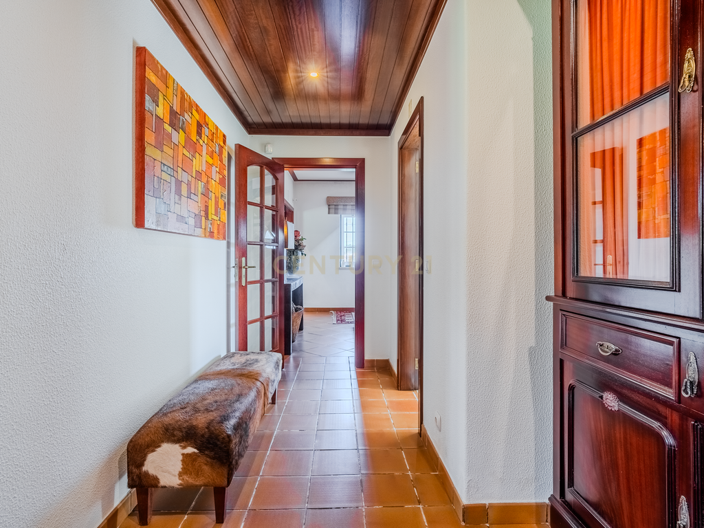 Luxuosa Moradia Isolada com jardim Privado na Venda do Pinheiro - Image 11